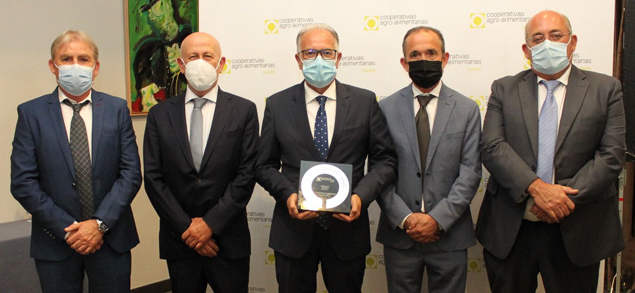 Foto de grupo del Presidente y el Consejo Rector recibiendo el premio Cooperativa del Año de Cooperativas Agro-alimentarias de España