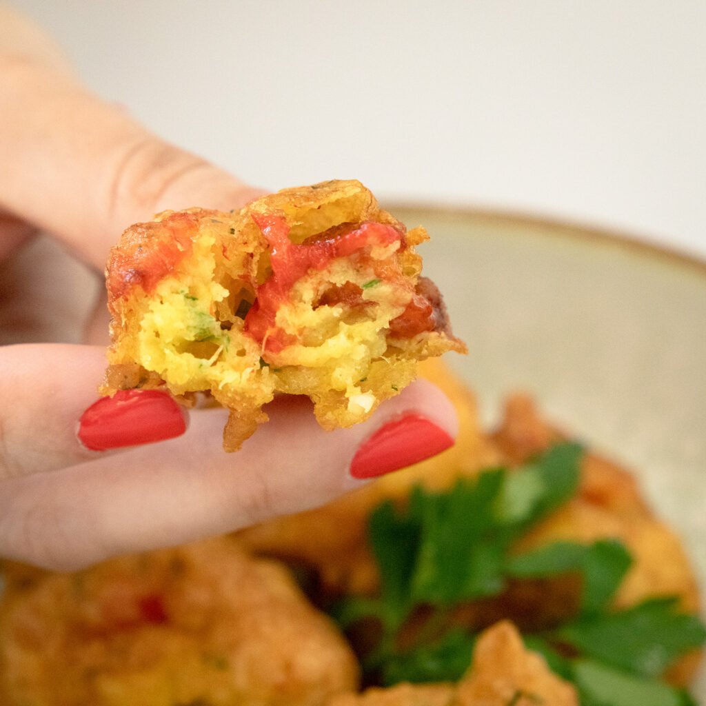buñuelos de bacalao y pimientos
