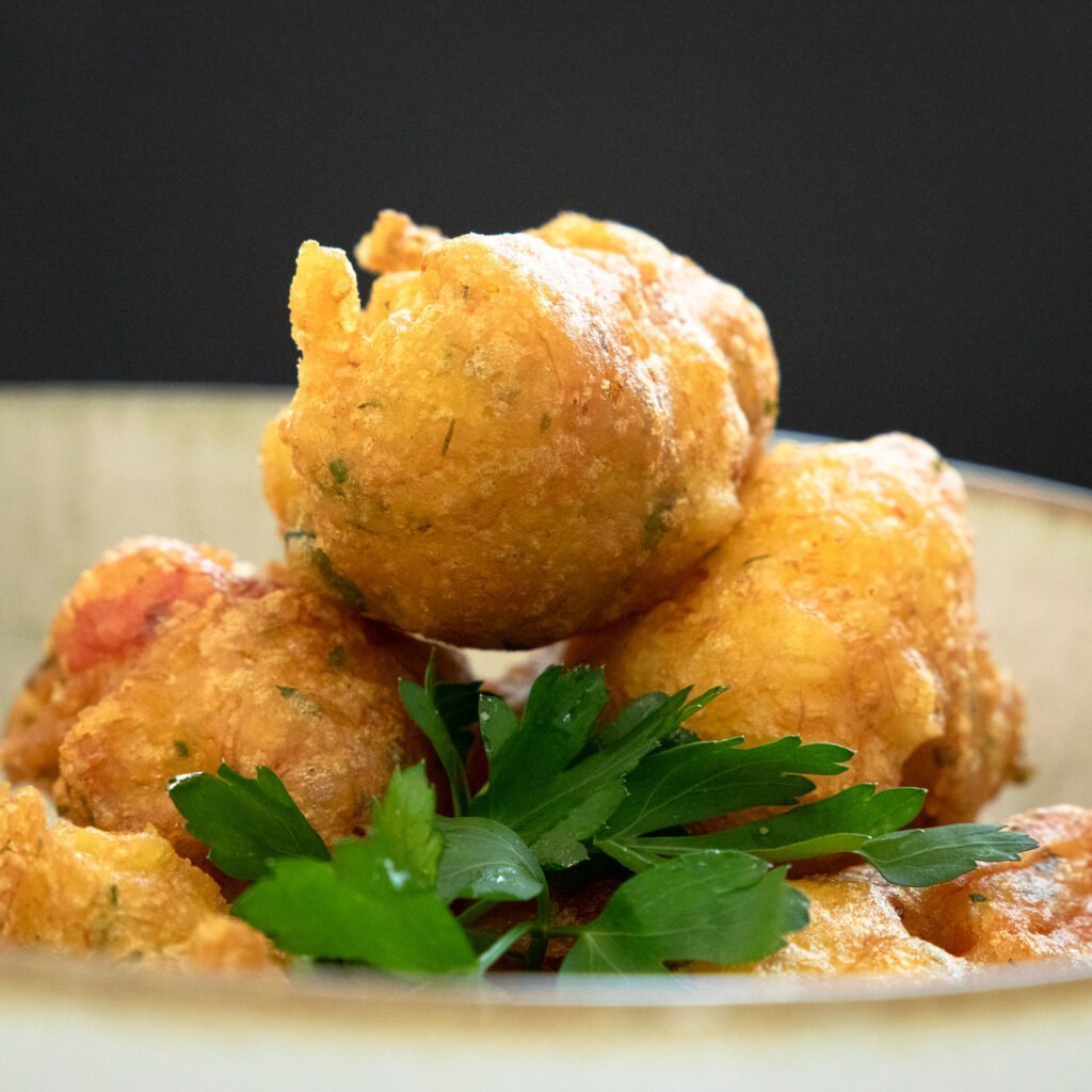 buñuelos de bacalao y pimientos